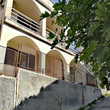 Renee Apartment *